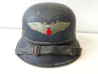 Luftschutz Stahlhelm, Originallack, der linke Teil des...