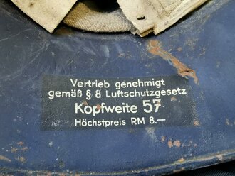Luftschutz Stahlhelm, Originallack, der linke Teil des Abzeichens zerkratzt