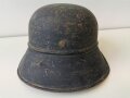 Luftschutz Stahlhelm, Originallack, der linke Teil des Abzeichens zerkratzt