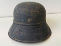 Luftschutz Stahlhelm, Originallack, der linke Teil des Abzeichens zerkratzt