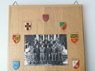 Bundeswehr , dekorative Wandtafel aus Holz " Zur Erinnerung ZugFhrLehrG 1996" Maße 57 x 34cm, 2 Plaketten haben sich gelöst