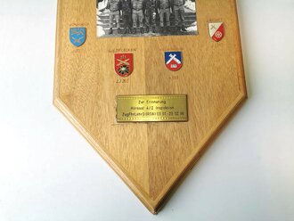 Bundeswehr , dekorative Wandtafel aus Holz " Zur Erinnerung ZugFhrLehrG 1996" Maße 57 x 34cm, 2 Plaketten haben sich gelöst