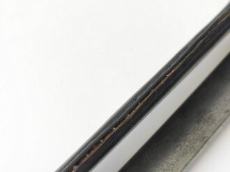 Preußen, Seitengewehr M1898 alter Art, Eigentumstück mit beidseitiger Klingenätzung, die Lederscheide leicht geschrumpft. Guter Gesamtzustand