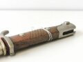 Preußen, Seitengewehr M1898 alter Art, Eigentumstück mit beidseitiger Klingenätzung, die Lederscheide leicht geschrumpft. Guter Gesamtzustand