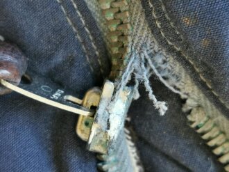 Luftwaffe, Wintersonderbekleidung für fliegendes Personal, blaue "Kanalhose"  wohl ungetragenes Stück, leider falsch gelagert, daher sind alle Metallteile koorodiert und der umliegende Stoff mürbe