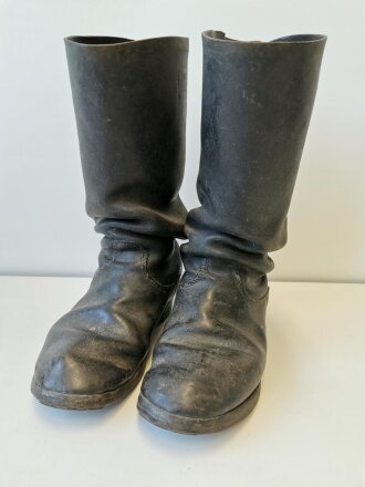 Paar Stiefel für Mannschaften der Wehrmacht, ordentlich gestempelte Kammerstücke, eigenmächtig angebrachte Schnalle. Sohnelänge 28cm