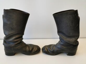 Paar Stiefel für Mannschaften der Wehrmacht, ordentlich gestempelte Kammerstücke, eigenmächtig angebrachte Schnalle. Sohnelänge 28cm