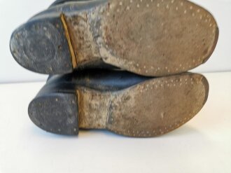 Paar Stiefel für Mannschaften der Wehrmacht, ordentlich gestempelte Kammerstücke, eigenmächtig angebrachte Schnalle. Sohnelänge 28cm