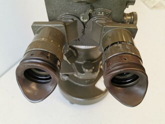 Bundeswehr, Richtungsweiser Doppelfernrohr  RWDF 10 x 50 von Carl Zeiss Jena. Klare Durchsicht, deutliche Strichplatte, augenscheinlich einwandfreier Zustand. Komplett mit Zubehör im zugehörigen Transportkasten.