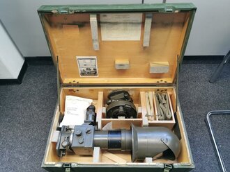 Bundeswehr, Richtungsweiser Doppelfernrohr  RWDF 10 x 50 von Carl Zeiss Jena. Klare Durchsicht, deutliche Strichplatte, augenscheinlich einwandfreier Zustand. Komplett mit Zubehör im zugehörigen Transportkasten.