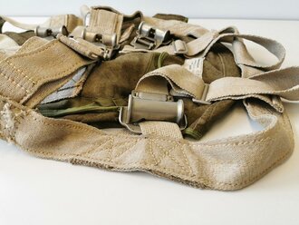 Gurtzeug mit Packsack zum RZ20 Sprung Fallschirm für Fallschirm Truppen datiert 1942. Guter Zustand, lediglich 2 grosse D-Ringe und ein Gegenhaken zum Verschluss fehlen