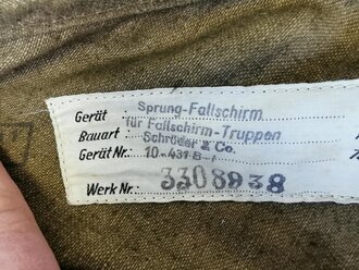 Gurtzeug mit Packsack zum RZ20 Sprung Fallschirm für Fallschirm Truppen datiert 1942. Guter Zustand, lediglich 2 grosse D-Ringe und ein Gegenhaken zum Verschluss fehlen