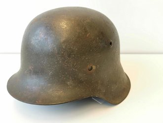 Heer, Stahlhelm M42 . Originallack, Futter und Kinnriemen dabei, es fehlen die Nieten