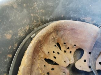 Heer, Stahlhelm M42 . Originallack, Futter und Kinnriemen dabei, es fehlen die Nieten