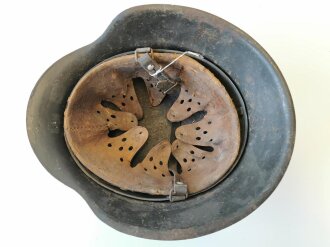 Heer, Stahlhelm M42 . Originallack, Futter und Kinnriemen dabei, es fehlen die Nieten