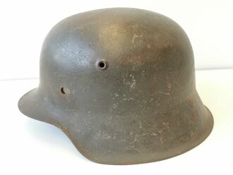 Heer, Stahlhelm M42 . Originallack, Futter und Kinnriemen dabei, es fehlen die Nieten