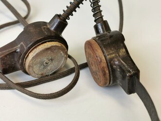 Kehlkopfmikrofon mit Umschalter für Funkgeräte der Wehrmacht, Kabel sicherlich neuzeitlich ergänzt, insgesamt überarbeitet, Funktion nicht geprüft