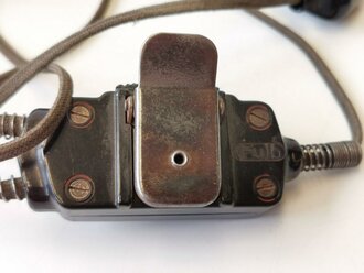 Kehlkopfmikrofon mit Umschalter für Funkgeräte der Wehrmacht, Kabel sicherlich neuzeitlich ergänzt, insgesamt überarbeitet, Funktion nicht geprüft