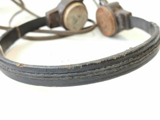 Kehlkopfmikrofon mit Umschalter für Funkgeräte der Wehrmacht, Kabel sicherlich neuzeitlich ergänzt, insgesamt überarbeitet, Funktion nicht geprüft