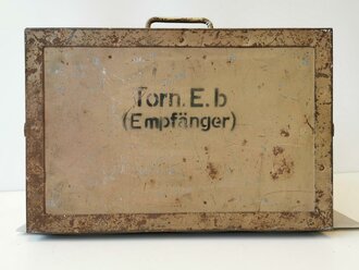 Tornister Empfänger Berta ( Torn.E.b) datiert 1944. Sandfarbener Originallack, Funktion nicht geprüft. Mit Deckel, dieser ebenfalls original lackiert