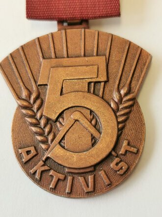 DDR Abzeichen Aktivist 5 Jahres Plan- Stoffspange von 1951