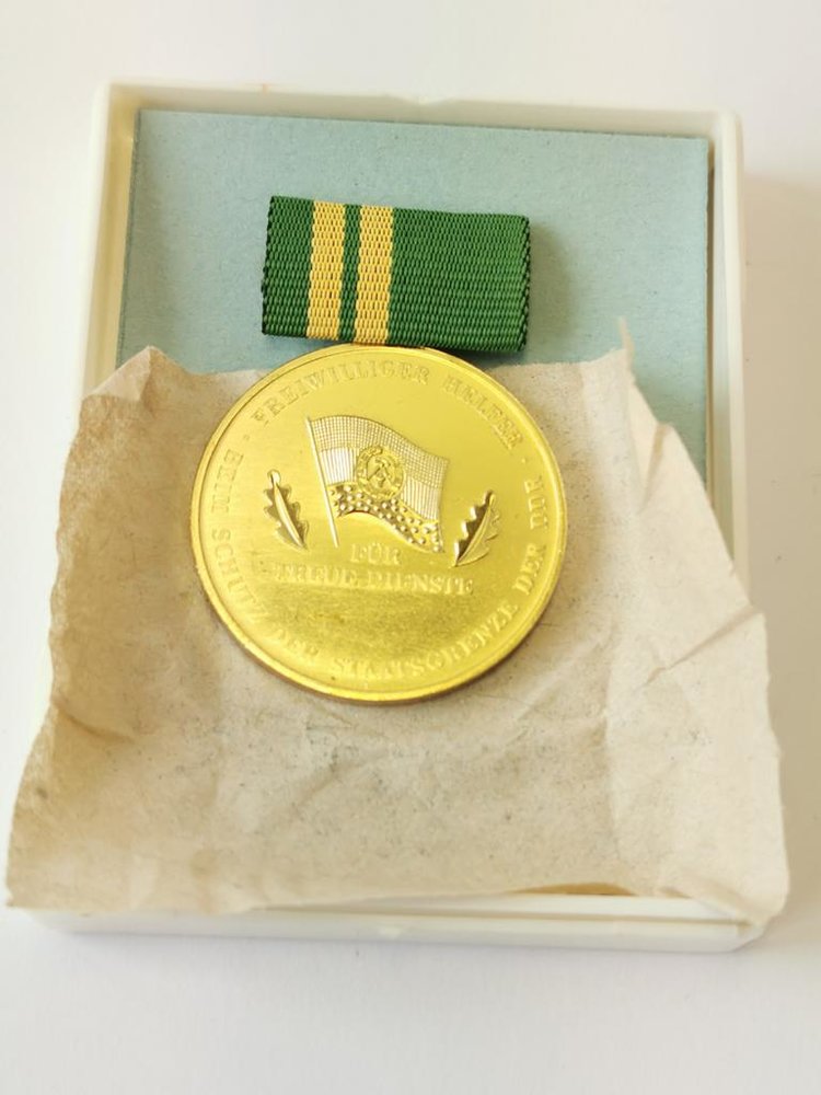 DDR Medaille für treue Dienste freiwilliger Helfer beim Schutz der St