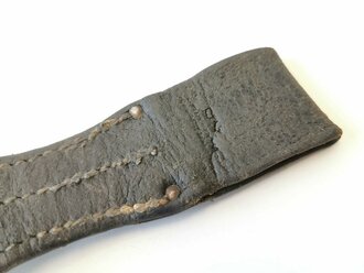 Koppelschuh zum Seitengewehr M84/98 für K98 der Wehrmacht, Leder im Bereich der Koppelschlaufe rissig