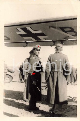 Generalfeldmarschall Rommel. Privatfoto in Afrika unter der Tragfläche seines Fieseler Storch, in der Hand hält er seinen Marschallstab. Größe 6 x 9 cm