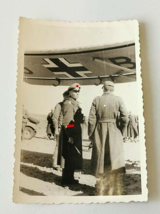 Generalfeldmarschall Rommel. Privatfoto in Afrika unter der Tragfläche seines Fieseler Storch, in der Hand hält er seinen Marschallstab. Größe 6 x 9 cm