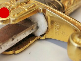 Pumakopfsäbel für Offiziere der Wehrmacht, Griff Leichtmetall vergoldet, Modell von Eickhorn, aber ohne Herstellerlogo auf der Klinge. Die Scheide alt überlackiert.