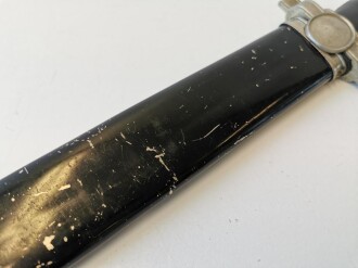 Deutsches Rotes Kreuz Hauer für Mannschaften. Späte Fertigung aus versilbertem Zink, die Scheide neuzeitlich lackiert, die Klinge Spitz zugeschliffen, der Sägerücken entfernt. Griffschalen neuzeitlich ergänzt. Insgesamt überarbeitetes Stück.