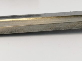 Deutsches Rotes Kreuz Hauer für Mannschaften. Späte Fertigung aus versilbertem Zink, die Scheide neuzeitlich lackiert, die Klinge Spitz zugeschliffen, der Sägerücken entfernt. Griffschalen neuzeitlich ergänzt. Insgesamt überarbeitetes Stück.