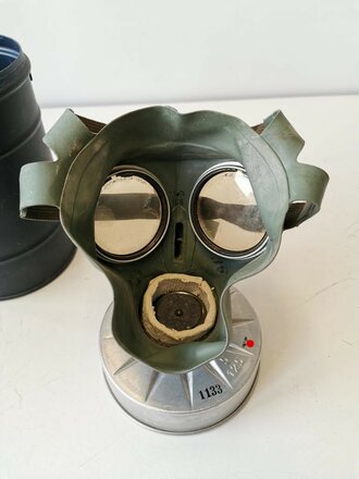 Luftschutz Gasmaske in Dose von Zschiedrich , Originallack