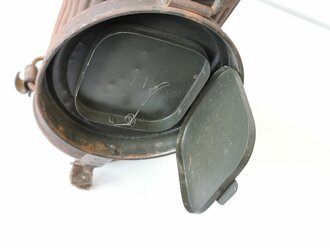 Gasmaskendose M38 der Wehrmacht datiert 1942 , original lackiertes, ungereinigtes Stück