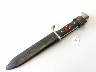 HJ Fahrtenmesser, Hersteller M7/8 Eduard Gembruch Solingen. Seltenes Stück mit Devise und RZM Hersteller. Griffemblem wackelt wie es sein soll, Scheide original lackiert, Klingenspitze abgebrochen