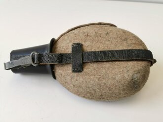Feldflasche Wehrmacht , spätes Stück mit Beriemung aus genarbtem Leder