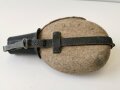 Feldflasche Wehrmacht , spätes Stück mit Beriemung aus genarbtem Leder