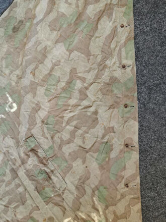 Zeltbahn 31 der Wehrmacht, getragenes Stück mit Reichsbetriebsnummer, wurde von einem deutschen Kriegsgefangenen als Poncho getragen ( P W = Prisoner of war )