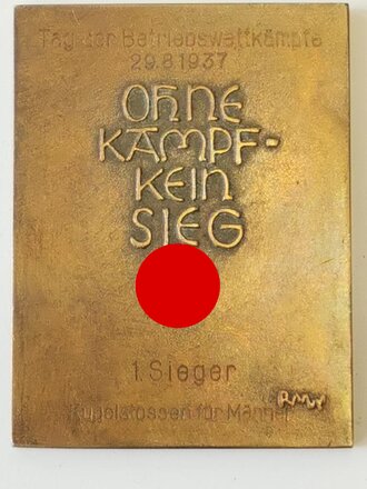 Stadt Frankfurt / Main, Siegerplakette " Tag der Betriebswettkampfe 1937" für den 1. Sieger im Kugelstossen der Männer. 53 x 68mm