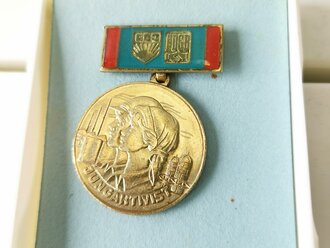 DDR, FDJ Medaille " Jungaktivist" in Plasteverpackung. 1 Stück aus der originalen Umverpackung aus einer Lieferung an den FDJ Zentralrat in Berlin von 1987