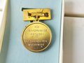 DDR, FDJ Medaille " Jungaktivist" in Plasteverpackung. 1 Stück aus der originalen Umverpackung aus einer Lieferung an den FDJ Zentralrat in Berlin von 1987