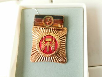 DDR, Medaille "Kollektiv der sozialistischen Arbeit" in Plasteverpackung. 1 Stück aus der originalen Umverpackung