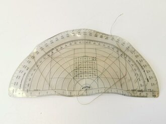 1.Weltkrieg , Kartenwinkelmesser Dienstvorschrift von 1917, dazu der Kartenwinkelmesser, Ziergevierttafel sowie ein Lineal ( alles wellig ) in Tasche. Selten