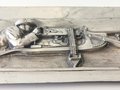 MG 08 auf Schlittenlafette, Metallrelief 14 x 24cm