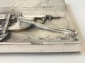 MG 08 auf Schlittenlafette, Metallrelief 14 x 24cm