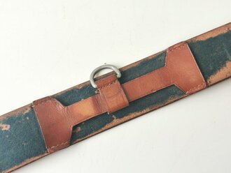 Zweidornkoppel für Offiziere datiert 1938. Braunes Leder, das Unterfutter grösstenteils tragebedingt vergangen. Gesamtlänge 113cm