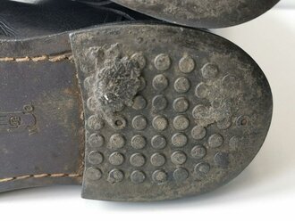 Luftwaffe, Paar Stiefel für fliegendes Personal. Verschlüsse gängig, originale Sohle, Etikett mit Reichsbetriebsnummer. Guter Zustand, Sohlenlänge 29cm
