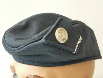 Kopfbedeckung für Damen der Stadtpolizei Darmstadt ?...