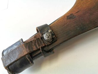 1. Weltkrieg, Pistolentasche für die lange Pistole 08 mit Anschlagbrett. Die Tasche datiert 1918 in gutem Zustand. Beim Brett Teil der Belederung restauriert.