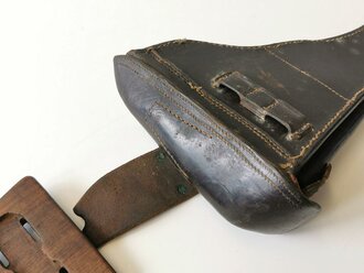 1. Weltkrieg, Pistolentasche für die lange Pistole 08 mit Anschlagbrett. Die Tasche datiert 1918 in gutem Zustand. Beim Brett Teil der Belederung restauriert.